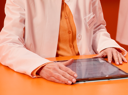 Der Apotheker wird die Informationen auf dem Tablet überprüfen.